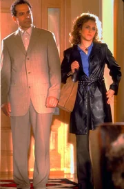 Der Anwalt Lou Pratt wird ermordet. Im Bild: Tony Shalhoub (Adrian Monk), Bitty Schram (Sharona Fleming).