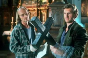 In der Murnauer Kirche wird eine Anw&auml;ltin ermordet. Dr. Jahn (Eisi Gulp, l.) und Mark (Siegfried Terpoorten, r.) untersuchen die Mordwaffe, das Holzkreuz...