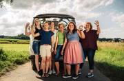 Gruppenbild vor dem Oldtimerbus, vlnr: Stefanie Renz, Melanie Seeber, Barbara Grimm, Maria Neher, Kerstin Riek, Sandra Kochan