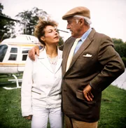 Der Million&auml;r Jack Brinkley (Stewart Granger) trifft mit seiner Tochter Peggy (Ute Lemper) auf Schloss Guldenburg; Schleswig-Holsteins Landschaft im Bild.