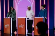 Nilam Farooq (l.), Simon Pearce (M.) und Ana Luc&iacute;a (r.) treten in der Comedy-Gameshow "Neo Social Club" gegeneinander an.
