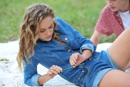 McKayla (Maika Monroe) zieht alle in ihren Bann.
