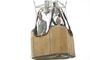 Der Hei&szlig;luftballon, in dem sich Monk (Tony Shalhoub) und Natalie (Traylor Howard) verstecken, wird absichtlich gel&ouml;st und als sie in der Luft sind, wird auf den Ballon geschossen.