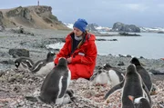 Marie-Charlott R&uuml;mmler bei einem wissenschaftlichen Experiment auf der Insel der Pinguine