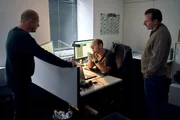 Die Ermittler Ingo Thiel (Heino Ferch, l.), Tim (Moritz Fuhrmann, M.) und Winni (Ronald Kukulies, r.) gehen jedem Hinweis im Vermisstenfall Nele Sommer nach.