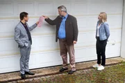 Die Kommissare Stadler (Dieter Fischer, M.) und Winter (Vanessa Eckart, r.) haben den Verdacht, dass Jakob Niedermayer (Enno Hesse, l.), der Halbbruder des Mordopfers, etwas zu verbergen hat. Ob ein Blick in dessen Garage Licht ins Dunkel bringt?