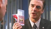 Detective Logan (Chris Noth) geht der Herkunft einer Spielkarte nach, die auf der Leiche eines erschossenen Sch&uuml;lers gefunden wurde.