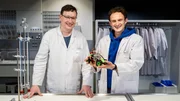 Welchen Kraftstoff Autos in Zukunft tanken k&ouml;nnten, erf&auml;hrt Julian (rechts) von Chemiker Ronald.