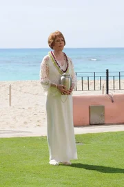 Steves Tante Deb (Carol Burnett) kommt mit einem ganz besonderen Wunsch nach Hawaii.
