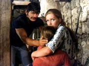 Joe Martin (Charles Bronson, li.) befreit seine Frau Fabienne (Liv Ullmann) und seine Tochter Mich&egrave;lle (Yannick Delulle) aus den F&auml;ngen brutaler Gangster.