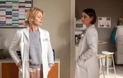 Dr. Ina Schulte (Isabell Gerschke, li.) merkt Dr. Maria Weber (Annett Renneberg, re.) an, dass sie nun die Wahrheit kennt.