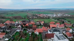 Durch das nieders&auml;chsische L&uuml;tgenrode f&uuml;hrt eine vielbefahrene, laute Stra&szlig;e.