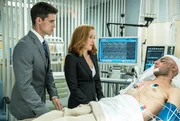 Finden Scully (Gillian Anderson, M.) und Agent Miller (Robbie Amell, l.) wirklich einen Weg, um mit dem Attent&auml;ter (Artin John, r.) im Koma zu kommunizieren?