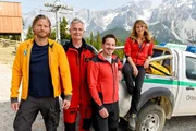 Die Bergretter Markus (Sebastian Ströbel, l.), Michi (Robert Lohr, 2.v.l.), Tobi (Markus Brandl, 2.v.r.) und Katharina (Luise Bähr, r.) sind bereit für neue Einsätze. Die Bergretter Markus (Sebastian Ströbel, l.), Michi (Robert Lohr, 2.v.l.), Tobi (Markus Brandl, 2.v.r.) und Katharina (Luise Bähr, r.) sind bereit für neue Einsätze.