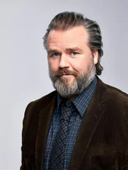 Tyler Labine (Dr. Iggy Frome).