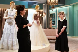 Magda (Julia Ormond, l.); Lisa (Angourie Rice, r.)