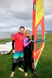 Die Reporter Esther Brandt (rechts) und Andr&eacute; Gatzke (links) erkunden in Niedersachsen auch die Nordseek&uuml;ste, bei Windsurf-Wetter.
