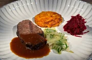 Das Hauptgericht von Spitzenkoch Ali Güngörmüs: Geschmorte Rinderschulter mit Kartoffel-Kürbis-Rösti, Weißkohlgemüse und Rote-Beete-Ingwer-Salat. Das Hauptgericht von Spitzenkoch Ali Güngörmüs: Geschmorte Rinderschulter mit Kartoffel-Kürbis-Rösti, Weißkohlgemüse und Rote-Beete-Ingwer-Salat.