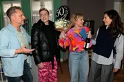 Yvonne (Gisa Zach, 2.v.r.) l&auml;sst sich darauf ein, zumindest im Kreise ihrer Familie zu feiern. Von links: Michael "Michi" (Lars Pape), Moritz (Lennart Borchert); rechts Laura (Chryssanthi Kavazi).