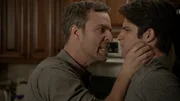 Chris ( J.R. Bourne) droht Scott (Tyler Posey, re.) nach dem Abendessen...