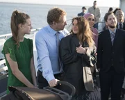 Durch die Adoption der drogens&uuml;chtigen Betty (Peyton Kennedy, l.) sind sich Owen (Kevin McKidd, M.) und Amelia (Caterina Scorsone, r.) wieder n&auml;her gekommen. Ob sie ihrer Liebe eine zweite Chance geben k&ouml;nnen?