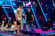 Julian (9), Kai Pflaume und Fabian Hambüchen (v.l.) beim Rückwärtsrolle-Duell Julian (9), Kai Pflaume und Fabian Hambüchen (v.l.) beim Rückwärtsrolle-Duell