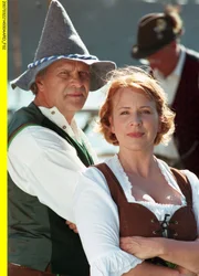 Fred (Peter Sattmann, re.) und Henrike (Bettina Kupfer) treten als Gegner beim traditionellen "Fischerstechen" an.