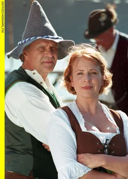 Fred (Peter Sattmann, re.) und Henrike (Bettina Kupfer) treten als Gegner beim traditionellen "Fischerstechen" an.