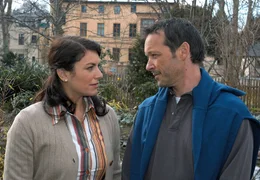 Cleo (Christine Neubauer) verliebt sich wider Willen in ihren hilfsbereiten Nachbar Jan (Michael Roll).