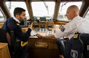 Fahri Celik (Hassan Akkouch, li.) und Wolf Malletzke (Christoph Grunert, re.) besprechen unter Deck der Silberm&ouml;we den Leichenfund.