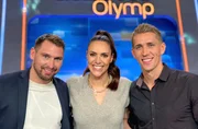 Moderatorin Esther Sedlaczek (M.) mit den Kandidaten des Teams "Torj&auml;ger": Patrick Helmes (l.) und Nils Petersen (r.).