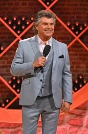 Moderator und S&auml;nger Andy Borg begr&uuml;&szlig;t Stars aus der Schlagerwelt und l&auml;dt die Zuschauer:innen des SWR zu einem geselligen Musikabend.