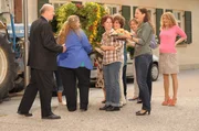 Die Landfrauen freuen sich &uuml;ber eine leckere Brotzeit von Annalena. Von links: Pfarrer Kurz (Hans Stadlbauer), Trixi Preissinger (Doreen Dietel), Annalena Brunner (Heidrun G&auml;rtner) und Uschi Guggenmoser (Silke Popp).