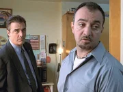 Detective Mike Logan (Chris Noth, l.) befragt den vorbestraften Jules Bremmer (Michael Peter Bolus).