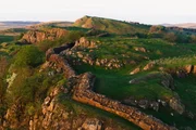 Der Hadrianswall verl&auml;uft quer &uuml;ber die britische Insel. Er bildete einst die n&ouml;rdliche Grenze des r&ouml;mischen Riesenreichs, heute z&auml;hlt er zum UNESCO-Weltkulturerbe.