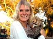 ARD/SWR DAS WAISENHAUS F&Uuml;R WILDE TIERE FOLGE 32, "Abenteuer Afrika", SWR Dokuserie mit 40 Folgen, deren Schauplatz die Tierrettungsstation "Harnas" am Rand der afrikanischen Kalahari-W&uuml;ste ist, Annika verliebt sich in diesen kuscheligen kleinen Geparden.