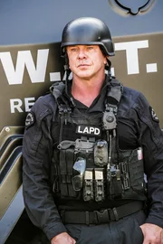 Officer Dominique Luca (Kenny Johnson).