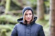 Eva Nusser (Sabrina Reiter) beobachtet den Tatort.