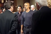 Bei den Ermittlungen im Fall Donald Sanderson, stoßen Morgan (Shemar Moore, 3.v.l.) und Rossi (Joe Mantegna, 2.v.l.) auf James Stanworth (Philip Casnoff, l.). Doch was hat er damit zu tun? Bei den Ermittlungen im Fall Donald Sanderson, stoßen Morgan (Shemar Moore, 3.v.l.) und Rossi (Joe Mantegna, 2.v.l.) auf James Stanworth (Philip Casnoff, l.). Doch was hat er damit zu tun?