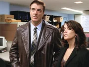 Detective Mike Logan (Chris Noth) und seine Partnerin Carolyn Barek (Annabella Sciorra) untersuchen den Mordfall an einem Ehepaar.