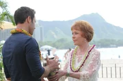 Tante Deb (Carol Burnett, r.) kehrt nach Hawaii zur&uuml;ck, um die Asche ihres Ehemanns zu verstreuen. Sie bittet Steve (Alex O'Loughlin, l.) um Hilfe dabei ...