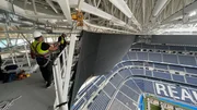 360&deg;-Seitenbildschirme (so genannte Sticks, Seitenteile) werden im Santiago-Bernab&eacute;u-Stadion in Madrid auf die Anzeigetafel aufgesetzt.