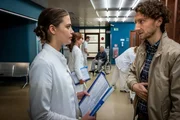 Dr. Gr&uuml;nberg (Laura Berlin) k&uuml;mmert sich um den nervenden Patienten Sven Klamm (Moritz Heidelbach), der &uuml;ber Schmerzen klagt, die auf eine Nierenkolik hinweisen.