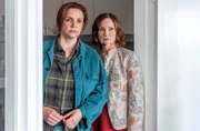 Änne (Rebecca Immanuel, l.) und Brigitte Wegmann (Barbara Schnitzler, r.) machen sich Sorgen um ihre Schwester und Tochter Jana. Änne (Rebecca Immanuel, l.) und Brigitte Wegmann (Barbara Schnitzler, r.) machen sich Sorgen um ihre Schwester und Tochter Jana.