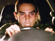 Nachdem Kevin Colemar (Keith Nobbs) das Haus der ermordeten Eltern verlassen hat, verursacht er im Drogenrausch einen Autounfall.