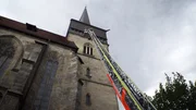 Das Rettungsteam rettet Menschen aus der Kirche.