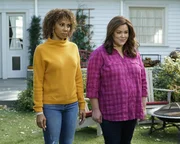 Tami (Holly Robinson Peete, l.); Katie Otto (Katy Mixon, r.)