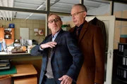 Helmut Zangel (Christoph S&uuml;&szlig;, r.) informiert Ludwig Schaller (Alexander Held), dass das Team raus ist aus dem Fall. Schaller wischt die Einw&auml;nde einfach weg.