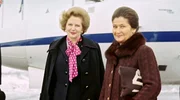 Simone Veil, Pr&auml;sidentin des Europaparlaments, begr&uuml;&szlig;t die britische Premierministerin Margaret Thatcher zu Beginn ihres offiziellen Besuchs in Stra&szlig;burg im Dezember 1981.