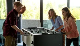 Frank (Jochen Horst, 2. v. li.) entspannt sich mit seiner Frau Catrin (Nele Mueller-St&ouml;fen, 2. v. re.) und seinen beiden Kindern Annika (Helen Woigk) und Philipp (Paul Falk) bei einer Partie Tischfu&szlig;ball.